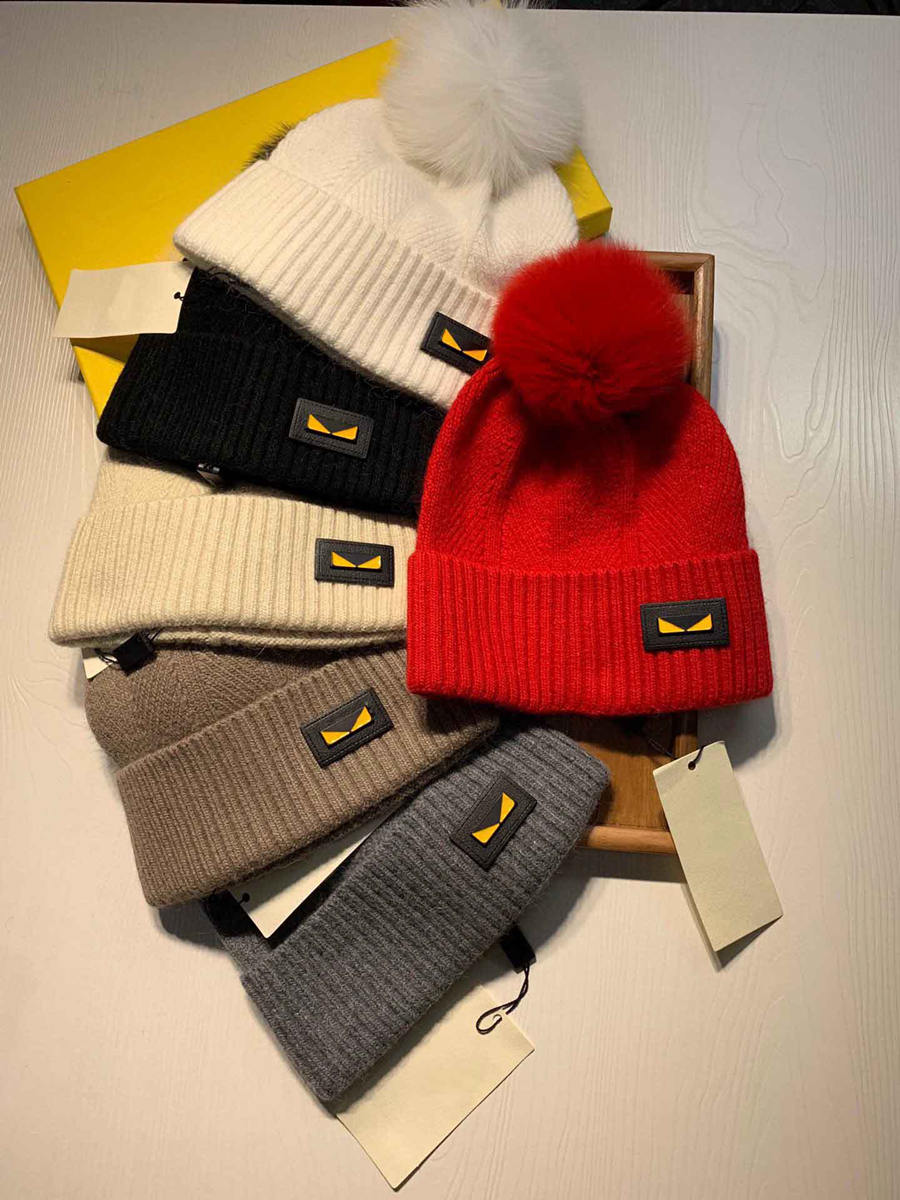 Designer Skull Caps Pom Pom Beanie Fashion Warm Cold Proof Trend Hats Breathable Hat 6 Colors for Man Woman Top Quality, C1
Designer Skull Caps Pom Pom Beanie Fashion Warm Cold Proof Trend Hats Breathable Hat 6 Colors for Man Woman Top Quality, C1