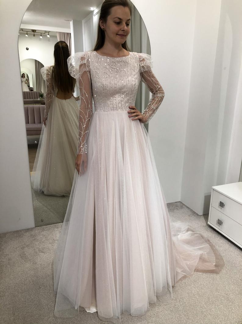 New Sparkly A Line Wedding Dresses Jewel Neck Long Sleeve Sequins Appliques Country Bridal Gowns Sexy Backless Wedding Robe