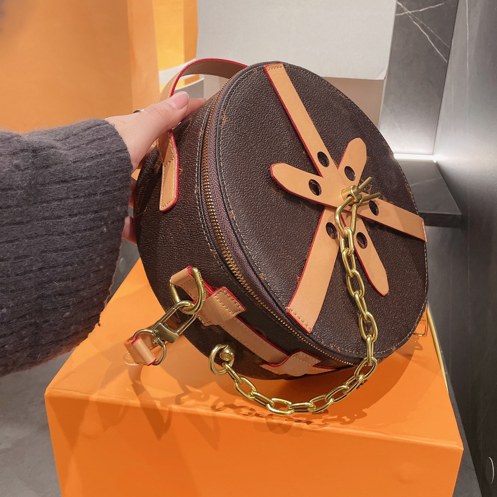 Classic Round Circle Bags For Man Quilted Matelasse Chain Cross Body Shoulder Decorative Chain Strap Luxury Designer Mens Handbags 22*12CM, Brown
Classic Round Circle Bags For Man Quilted Matelasse Chain Cross Body Shoulder Decorative Chain Strap Luxury Designer Mens Handbags 22*12CM, Brown