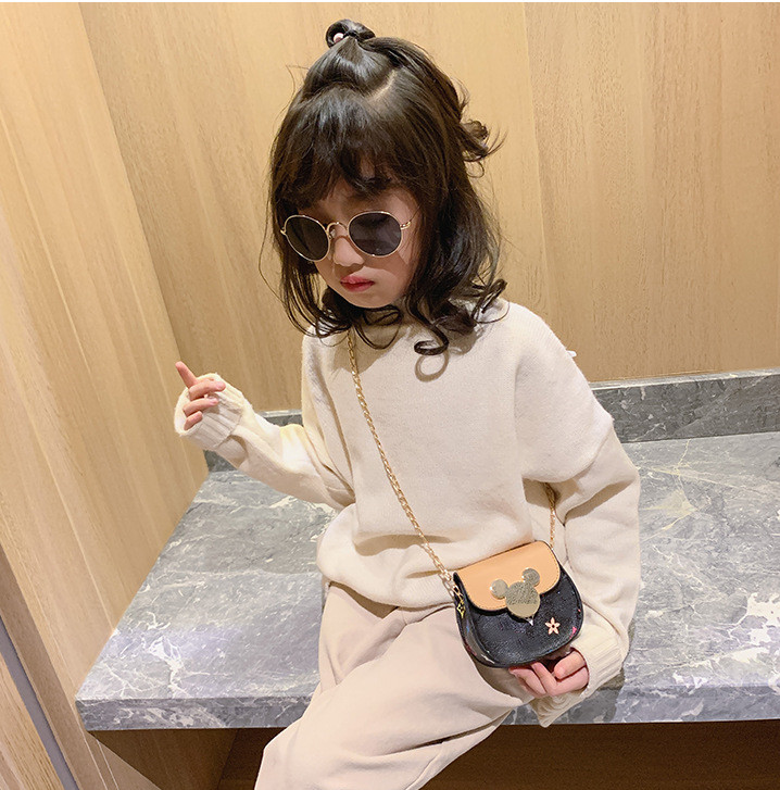 Dedigner Kids Cartoon Metal Buckle Single Shoulder Bag Children Letter Metal Chain Messenger Bag Girls Mini Purse A4803, Black
Dedigner Kids Cartoon Metal Buckle Single Shoulder Bag Children Letter Metal Chain Messenger Bag Girls Mini Purse A4803, Black