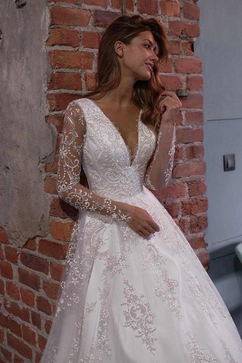 2021 A Line Wedding Dresses Plus Size Bridal Gowns V Neck Long Sleeve Lace Appliques Covered Button Vestios De Novia