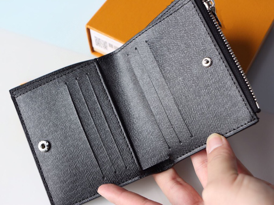 Designers men and women purse leather luxury famous brand short charge card pocket money classic fashion top quality with box size 11-9.5cm M64007
Designers men and women purse leather luxury famous brand short charge card pocket money classic fashion top quality with box size 11-9.5cm M64007