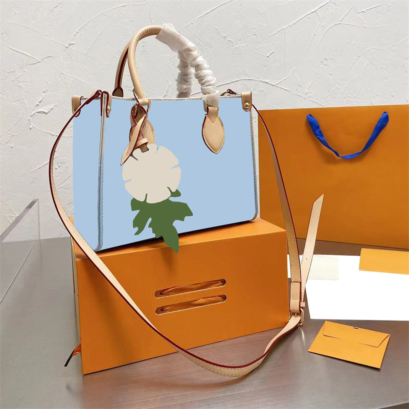 The latest summer series of colorful tote bags Luxury brand designer handbags High quality leather Buckle design Detachable shoulder strap O
The latest summer series of colorful tote bags Luxury brand designer handbags High quality leather Buckle design Detachable shoulder strap O