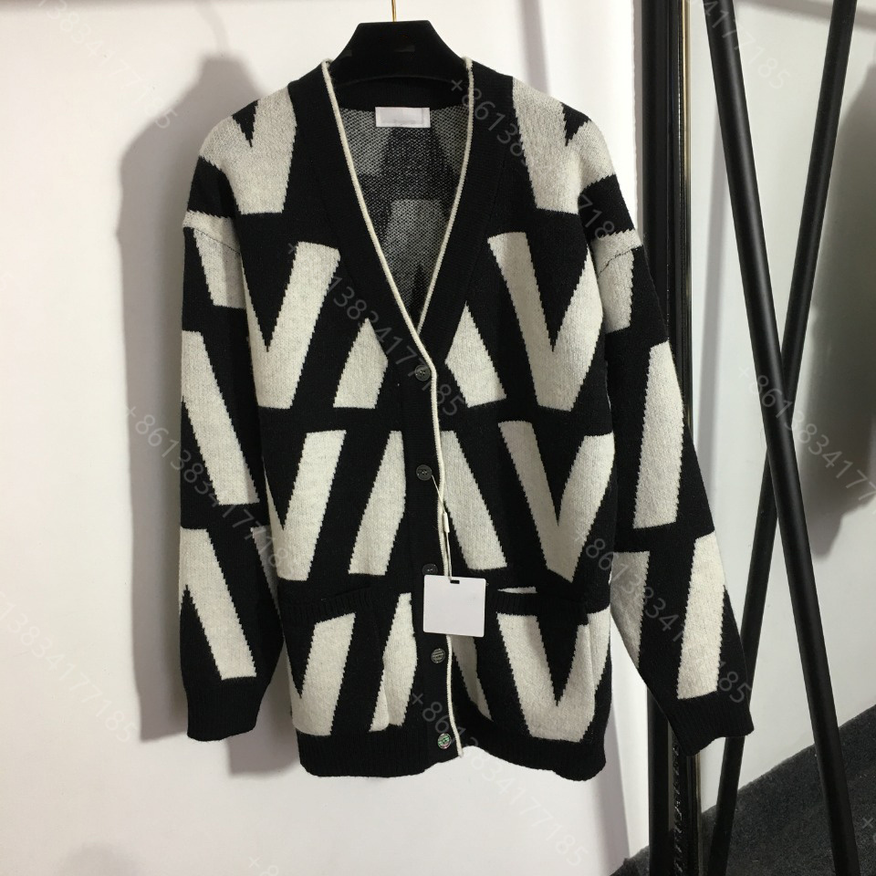 Designer clothes women sweater coat top quality wool knitted sweaters V logo V-neck designer shirt sweaters womens long sleeve casual hoodies
Designer clothes women sweater coat top quality wool knitted sweaters V logo V-neck designer shirt sweaters womens long sleeve casual hoodies