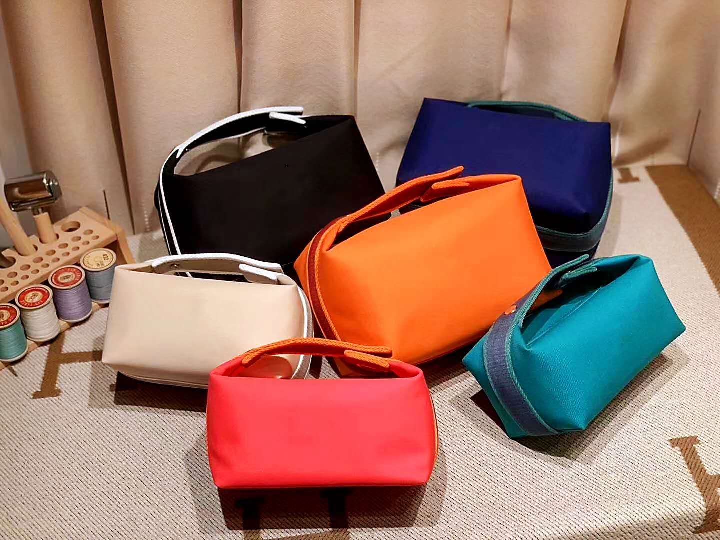 Be0013High-end cosmetic bags with pearl button soft handmade patchwork cosmetic bag set color fashion boutique women blank, Customize
Be0013High-end cosmetic bags with pearl button soft handmade patchwork cosmetic bag set color fashion boutique women blank, Customize