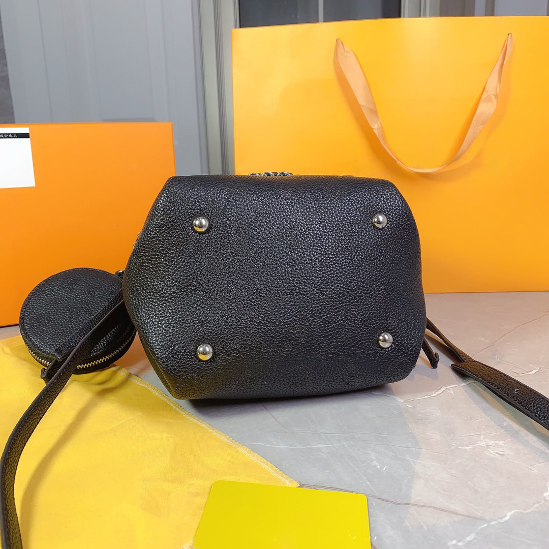 2021 New Top Sheepskin Crossbody Bag Women Luxurys Designers Bags Shoulder Bag Luxurys Designers Crossbody Bags 22.20.14cm 2221d, Black
2021 New Top Sheepskin Crossbody Bag Women Luxurys Designers Bags Shoulder Bag Luxurys Designers Crossbody Bags 22.20.14cm 2221d, Black