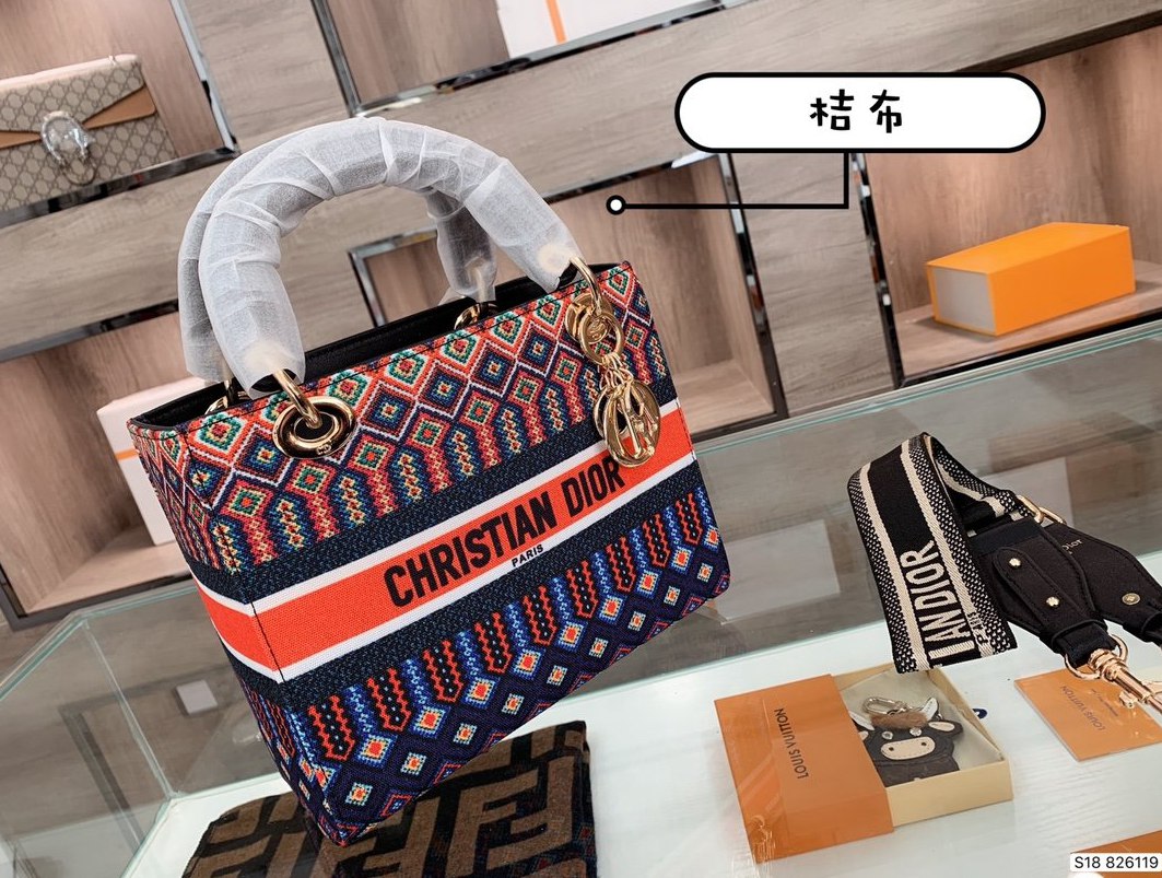 Luxury Brand Leather Shoulder Bag 2021 Fashion Women's Classic Handbags High Quality Crossbody Bags -L7214, Red;black
Luxury Brand Leather Shoulder Bag 2021 Fashion Women's Classic Handbags High Quality Crossbody Bags -L7214, Red;black