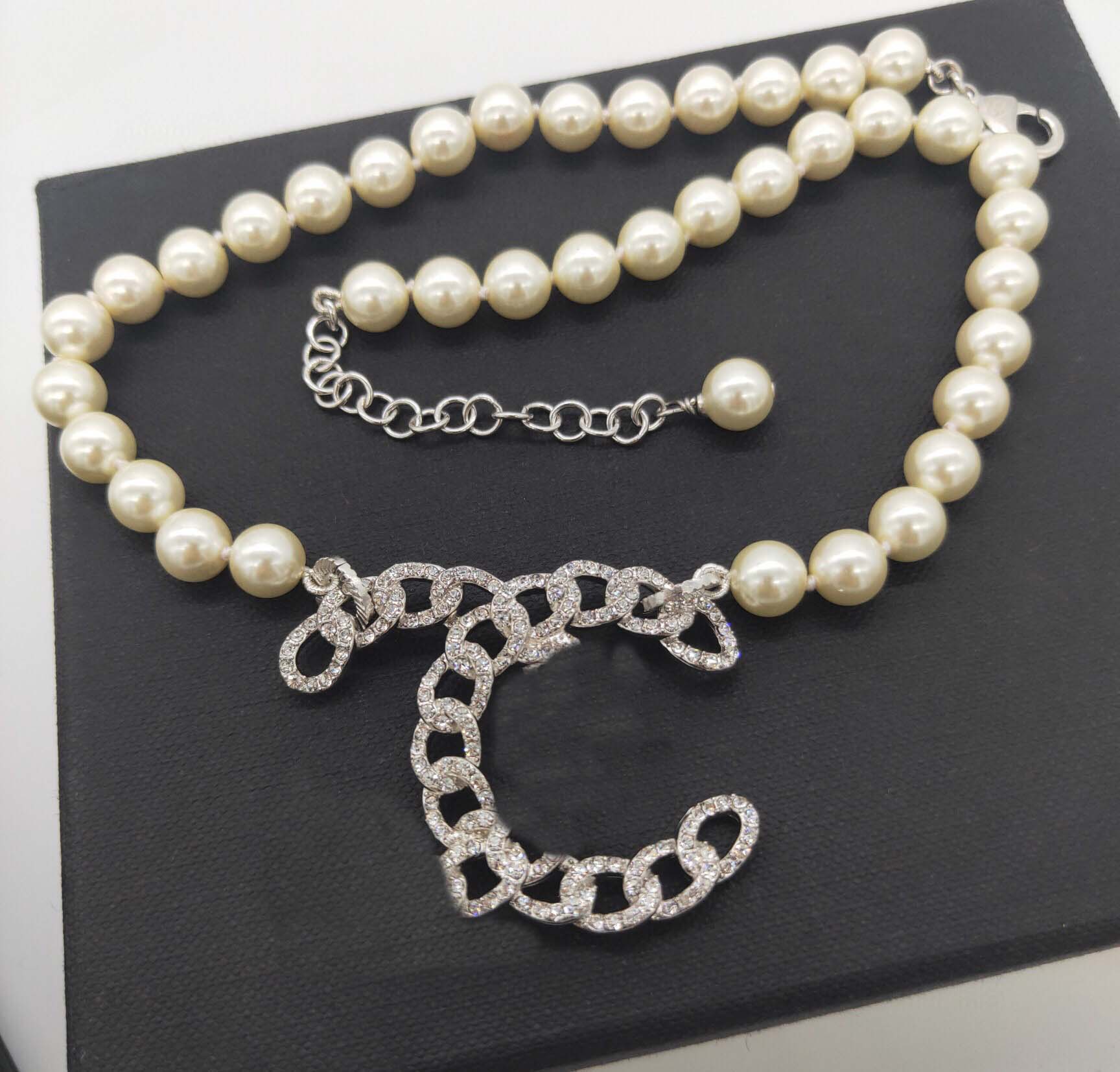 Top quality drop earring pendant necklace with nature shell beads and hollow design diamond for women wedding jewelry gift have box stamp PS3148A
Top quality drop earring pendant necklace with nature shell beads and hollow design diamond for women wedding jewelry gift have box stamp PS3148A