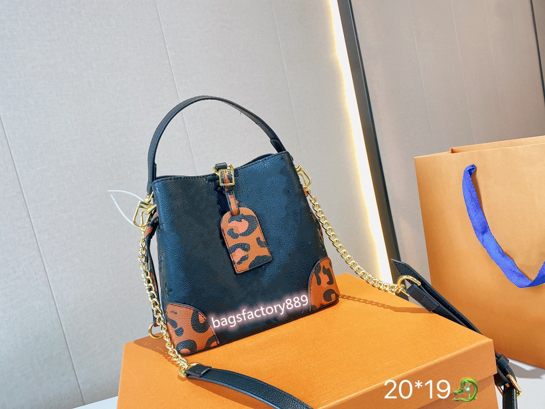 Head layer cowhide embossing spell leopard grain bucket bag litchi to feel good very soft Luxurys Designers Bags Size 20 19, Make up the difference
Head layer cowhide embossing spell leopard grain bucket bag litchi to feel good very soft Luxurys Designers Bags Size 20 19, Make up the difference