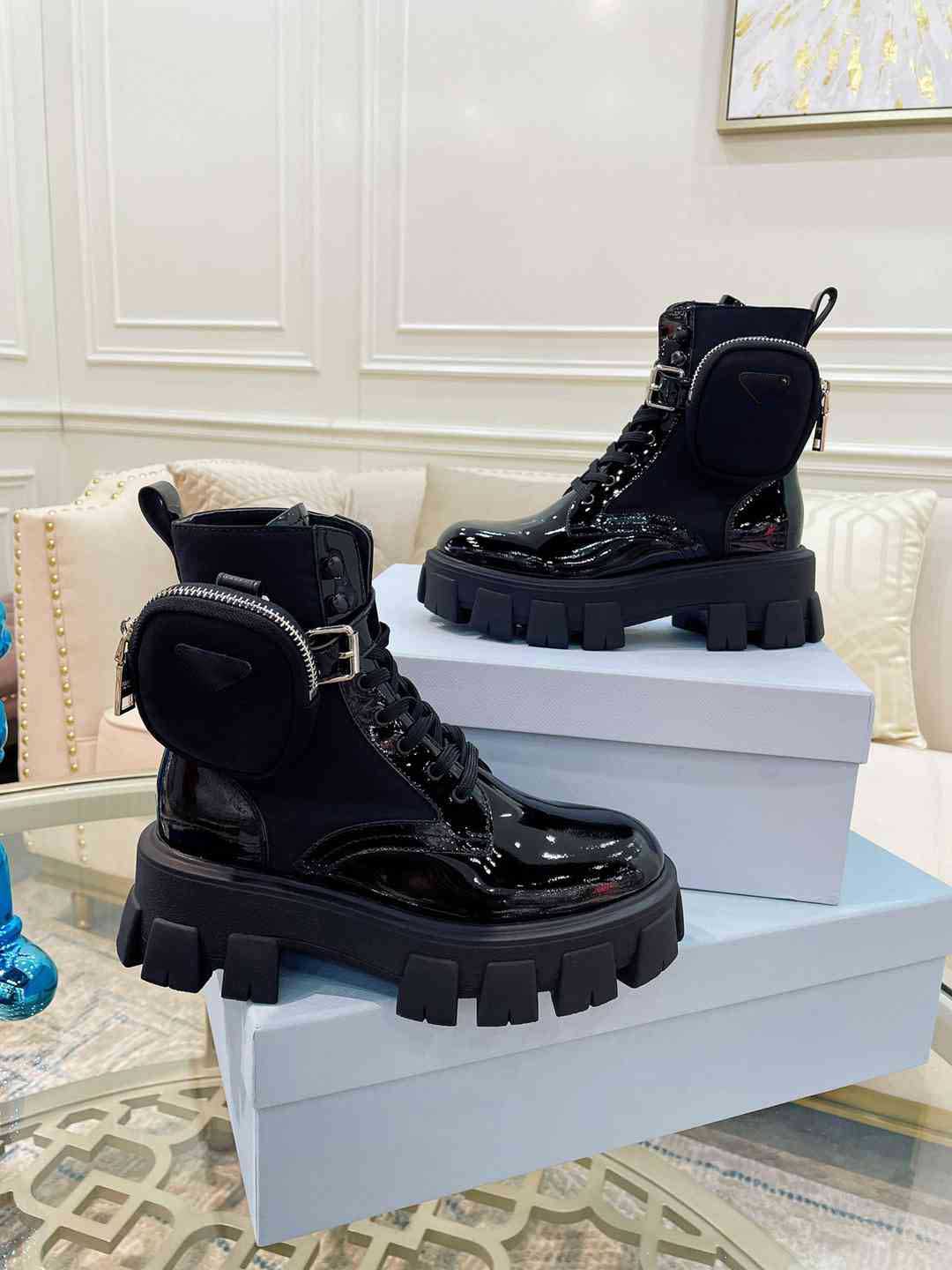 2022 Designers Men Women Rois Boots Ankle Boot Nylon Military Inspired Combat Bouch Attached Knight With Bag
2022 Designers Men Women Rois Boots Ankle Boot Nylon Military Inspired Combat Bouch Attached Knight With Bag