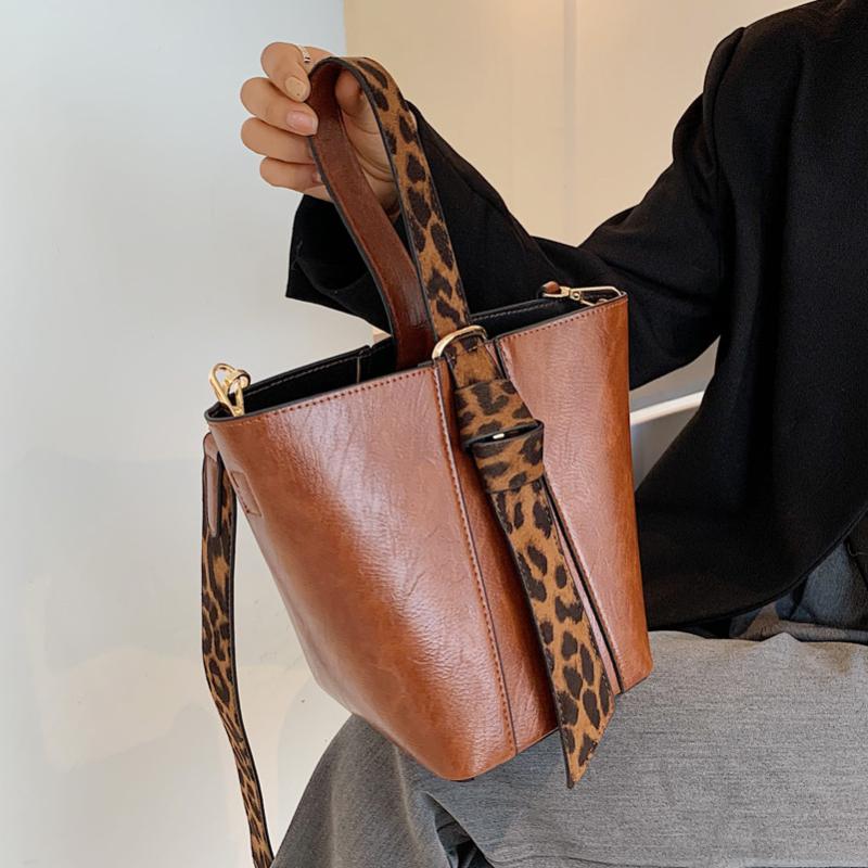 Vintage Leopard print Women Bucket Shoulder Bag PU Leather ladies Composite handbag Luxury Designer female Crossbody bags brown, Black
Vintage Leopard print Women Bucket Shoulder Bag PU Leather ladies Composite handbag Luxury Designer female Crossbody bags brown, Black