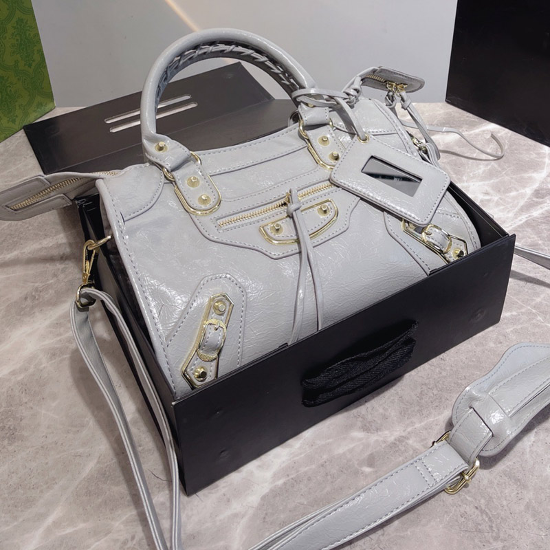 Handbag Shoulder Crossbody Bag Tote Purse New Pattern Fashion High Quality Genuine Leather Rivet Decoration Zipper Removable Strap Plain, Style 1
Handbag Shoulder Crossbody Bag Tote Purse New Pattern Fashion High Quality Genuine Leather Rivet Decoration Zipper Removable Strap Plain, Style 1