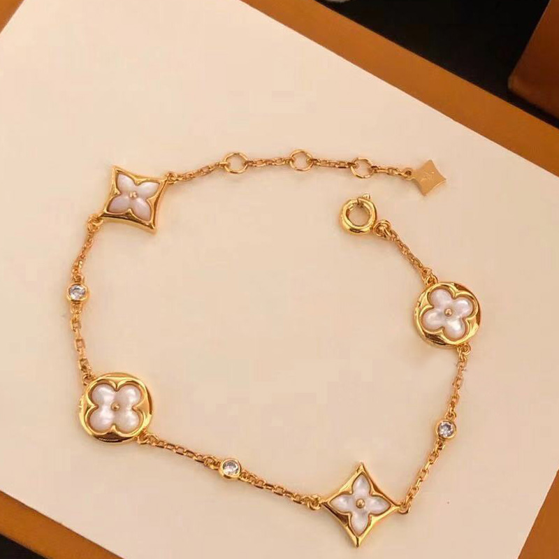 Designer Charm Bracelets Female Square Four Leaf Clover Round Girl Bracelet for Women Jewelry Fashion Style Lovers Birthday Engagement Wedding Gift
Designer Charm Bracelets Female Square Four Leaf Clover Round Girl Bracelet for Women Jewelry Fashion Style Lovers Birthday Engagement Wedding Gift