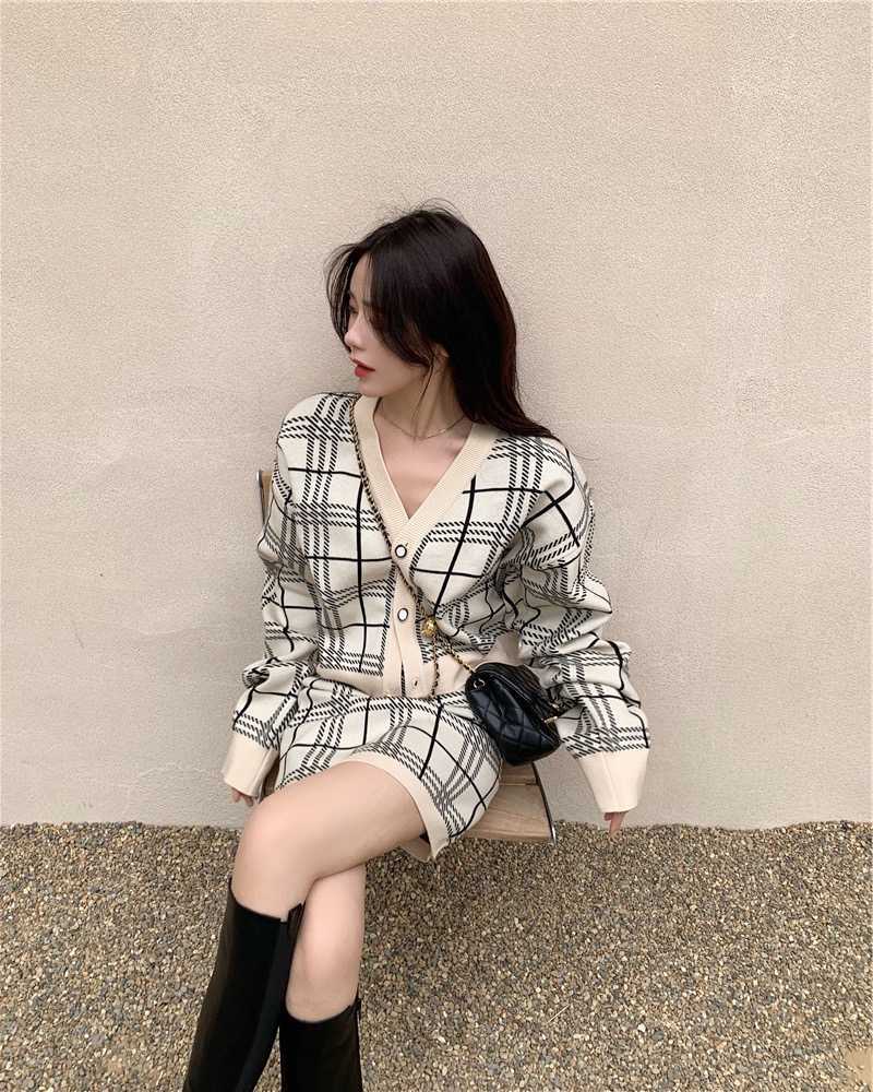 Korean ins spring V-neck plaid short knit sweater with hip skirt two-piece female 210708