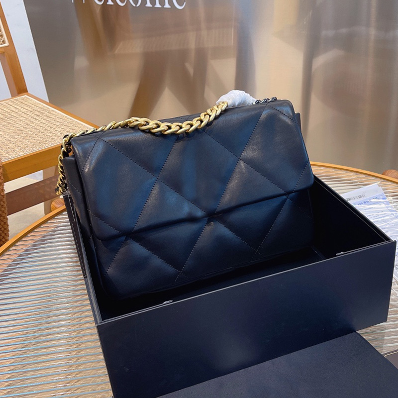 19Serial number Jumbo Flap Bags Quilted Gold Hardware Handle Totes Cross Body Shoulder Famous Luxury Designer Handbags Outdoor Sacoche Clutch 30C
19Serial number Jumbo Flap Bags Quilted Gold Hardware Handle Totes Cross Body Shoulder Famous Luxury Designer Handbags Outdoor Sacoche Clutch 30C