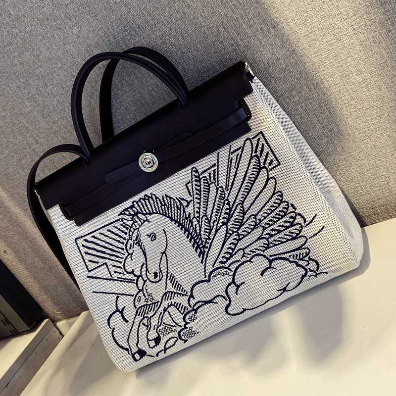 embroidery Running Pegasus leather splicing canvas tide bag brand one shoulder handbag 2020 new niche design women's bag, Black;red
embroidery Running Pegasus leather splicing canvas tide bag brand one shoulder handbag 2020 new niche design women's bag, Black;red
