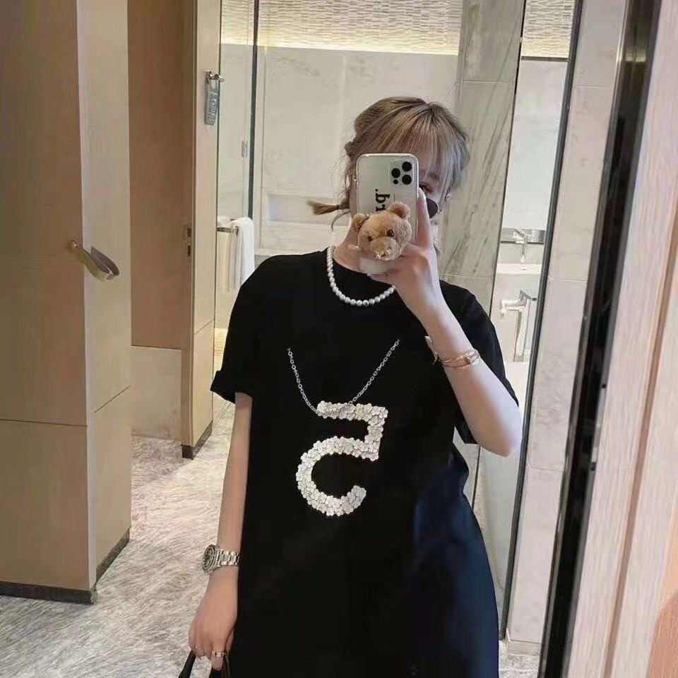 Three-dimensional leather flower with embroidered beaded letterhead top with loose round neck and short sleeves
Three-dimensional leather flower with embroidered beaded letterhead top with loose round neck and short sleeves