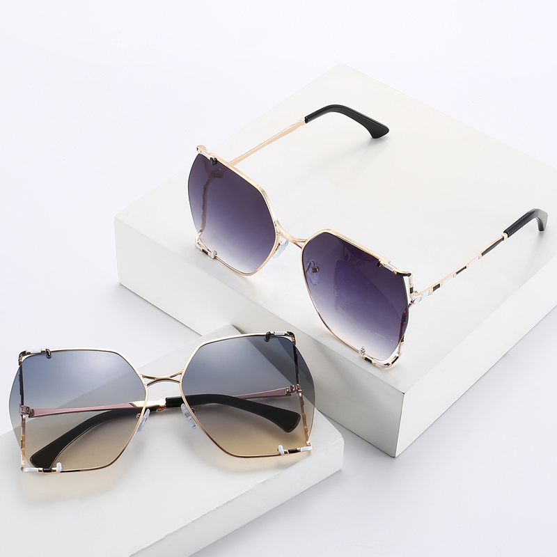 Fashion Hollow New Sunglasses Colorful Ocean Sheet Double Circle Polygonal Metal Frame Casual Fashion UV Protection Glasses Suitable Travel, Driving, Beach. With box.
Fashion Hollow New Sunglasses Colorful Ocean Sheet Double Circle Polygonal Metal Frame Casual Fashion UV Protection Glasses Suitable Travel, Driving, Beach. With box.