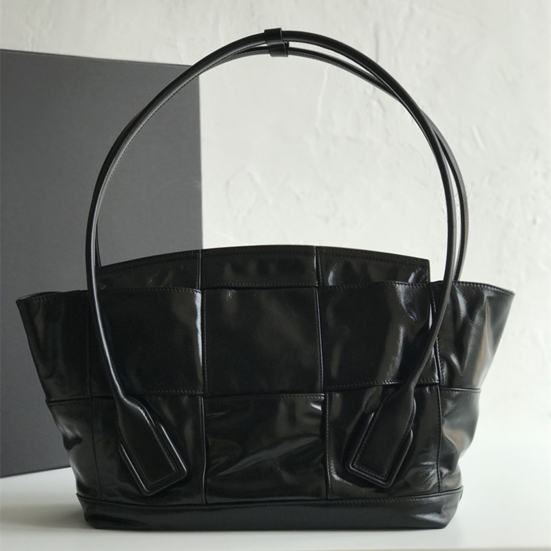 Wax oil skin Made of glossy paper calfskin womens designer handbags Rectangular oversize braiding 618463 The soft skin of arco mens watches
Wax oil skin Made of glossy paper calfskin womens designer handbags Rectangular oversize braiding 618463 The soft skin of arco mens watches