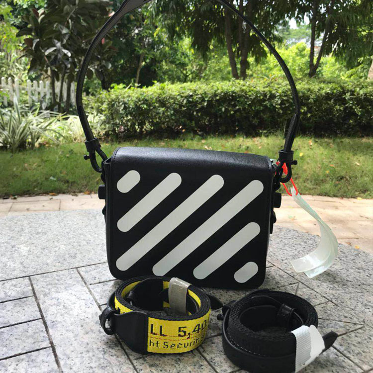 2019 star's same women's bag 0W leather clip bag off black and white stripe one shoulder slant cross cattle leather small square bag, Black stripe medium
2019 star's same women's bag 0W leather clip bag off black and white stripe one shoulder slant cross cattle leather small square bag, Black stripe medium