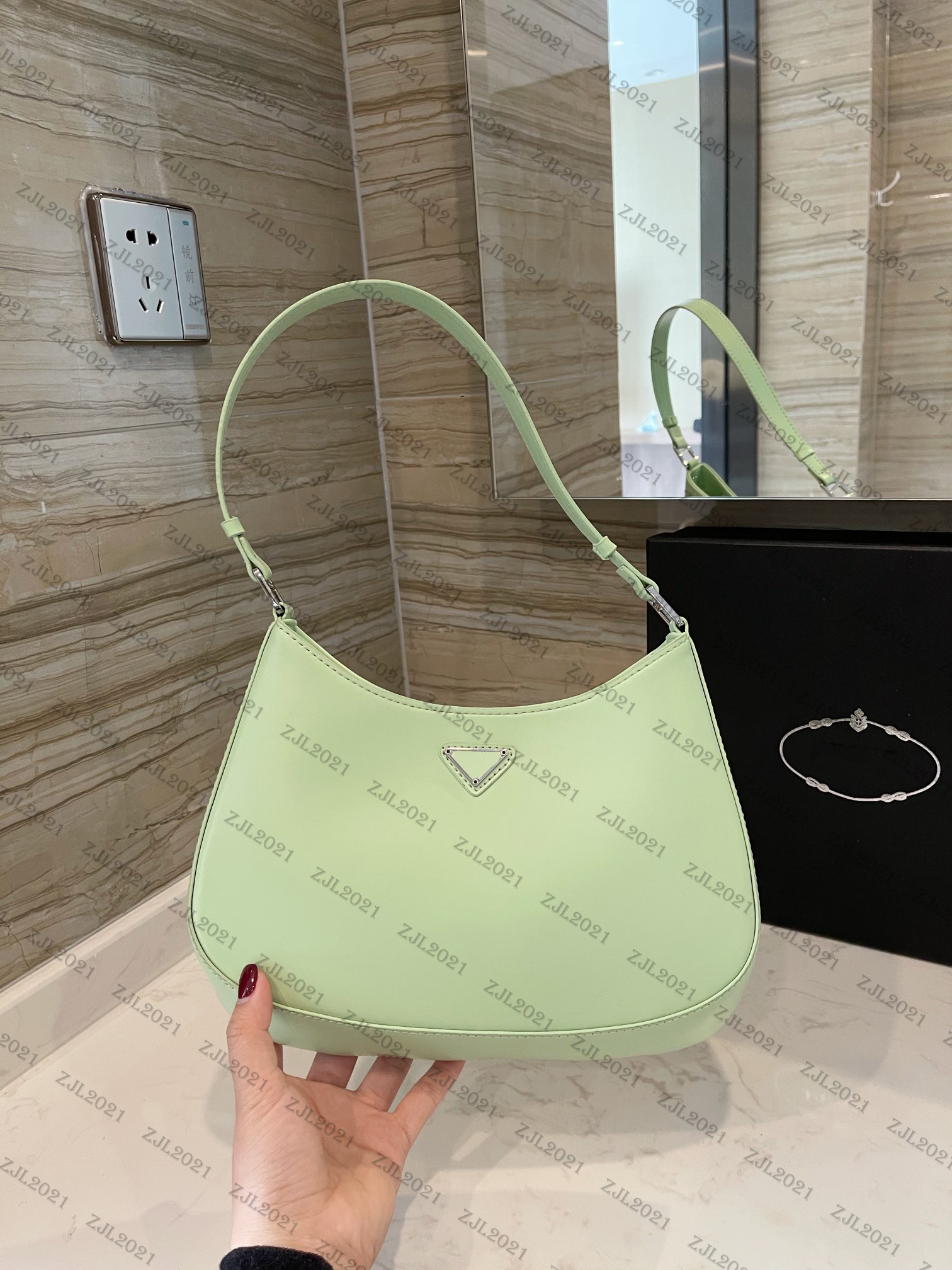 Female Luxurys Designers Bags 2021 Spring/Summer Fanny Pack Fashion Crescent Metallic Silver Black/White Mint Green/Pink Magnetic Buckle Sho
Female Luxurys Designers Bags 2021 Spring/Summer Fanny Pack Fashion Crescent Metallic Silver Black/White Mint Green/Pink Magnetic Buckle Sho