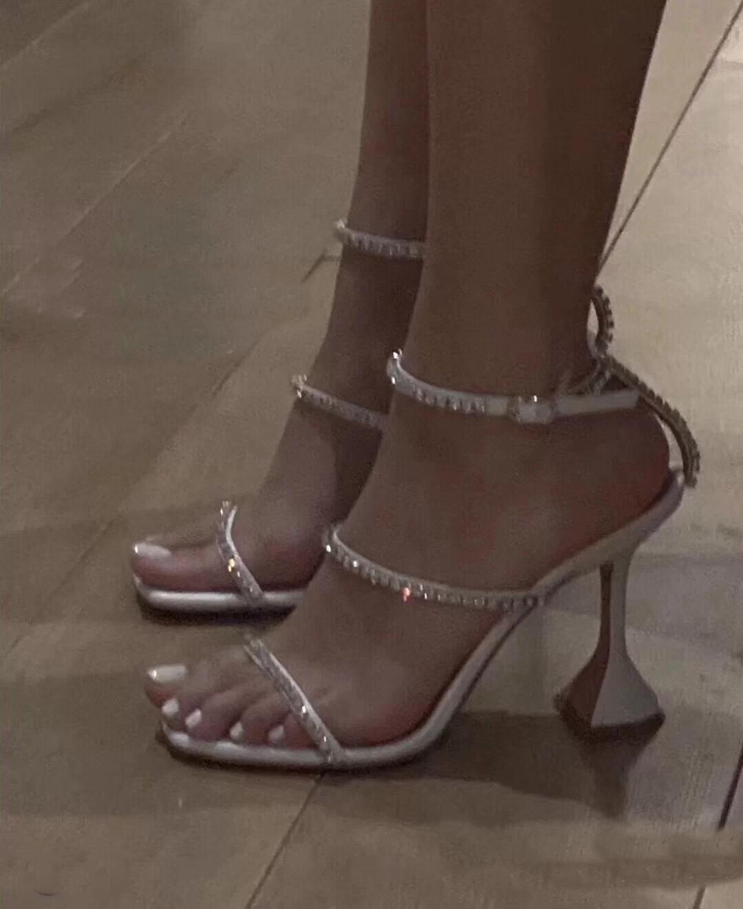 Muaddi Amina Luxury Designer The Crystal Chaussures Slippers Sandals Flat Women Flops Nonslip Shoes Damen Hausschuhe Bag France Channel A bo, Black
Muaddi Amina Luxury Designer The Crystal Chaussures Slippers Sandals Flat Women Flops Nonslip Shoes Damen Hausschuhe Bag France Channel A bo, Black