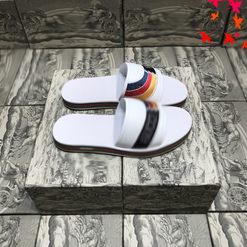 2021 Designer luxurys slippers men sandals fashion beach shoes flip flops flat non-slip classical hole slipper with box size 39-45 -G211, White
2021 Designer luxurys slippers men sandals fashion beach shoes flip flops flat non-slip classical hole slipper with box size 39-45 -G211, White