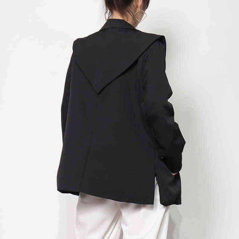 TWOTWINSTYLE Solid Color Shoulder Pads Blazer For Women Long Sleeves Patchwork Irregular Suits Female Spring Fashion 211122