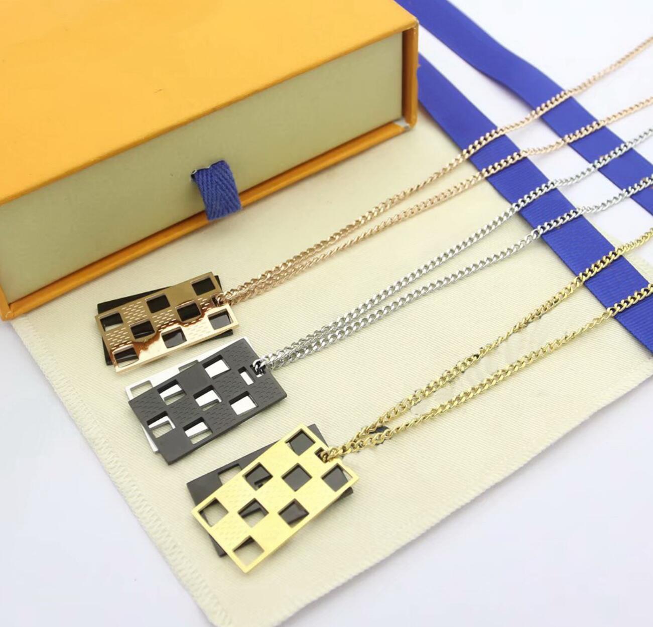 Designers Jewelry Men Womens Stainless Steel Lovers Long Necklace Engraved V Initials Plaid Hollow Pendant Necklaces
Designers Jewelry Men Womens Stainless Steel Lovers Long Necklace Engraved V Initials Plaid Hollow Pendant Necklaces