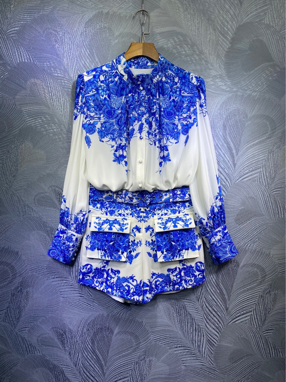 Australia ZIM Palace Style Blue and White Porcelain Printed Loose Shirt + Shorts Set
Australia ZIM Palace Style Blue and White Porcelain Printed Loose Shirt + Shorts Set
