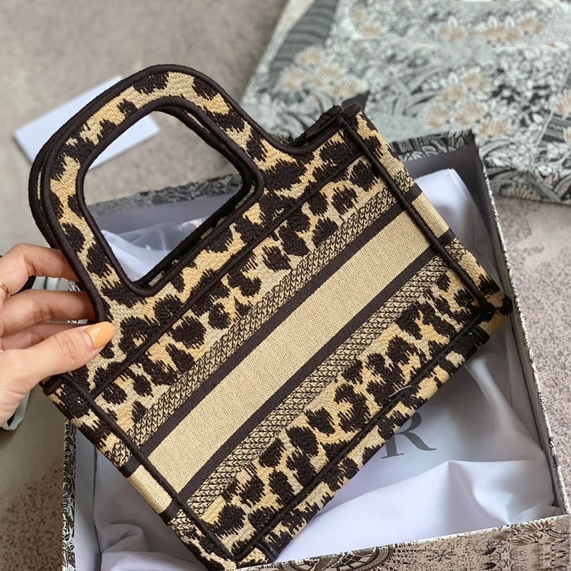 Women Luxury Designer Handbags cristi d New Female Mini Booktote Embroidered Leopard Print Tote Portable Shopping Bag, the Same As DC9
Women Luxury Designer Handbags cristi d New Female Mini Booktote Embroidered Leopard Print Tote Portable Shopping Bag, the Same As DC9