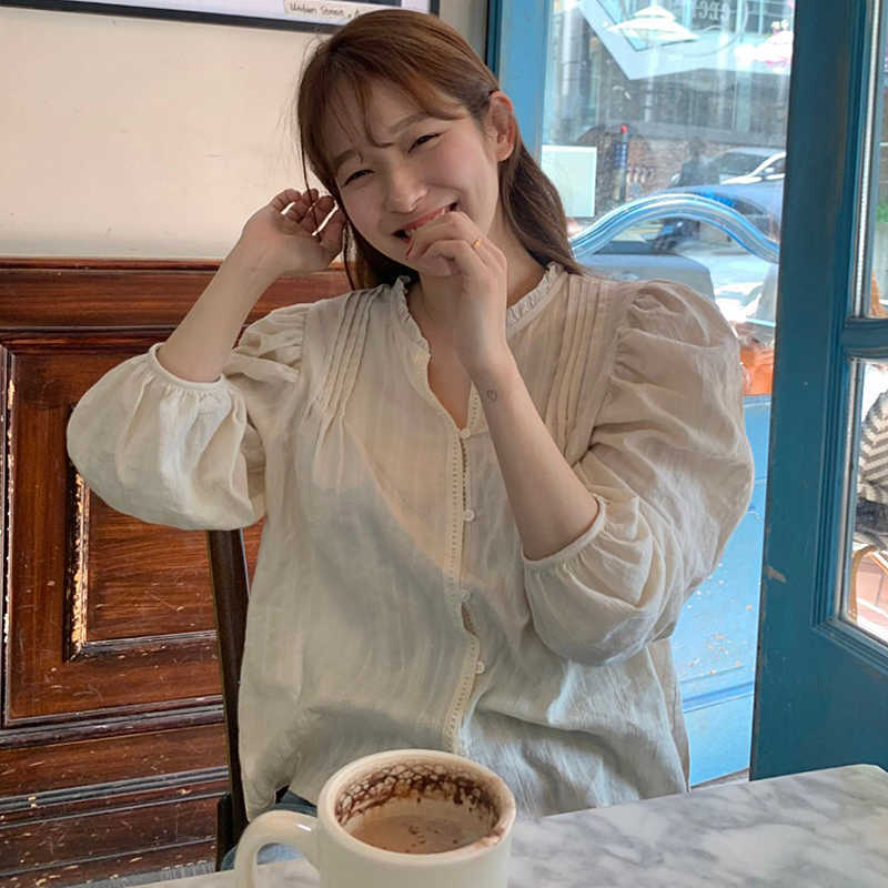 Korejpaa Women Shirt Summer All-Match Age-Reducing Lace Neckline Pleated Single-Breasted Five-Point Puff Sleeve Blouses 210526