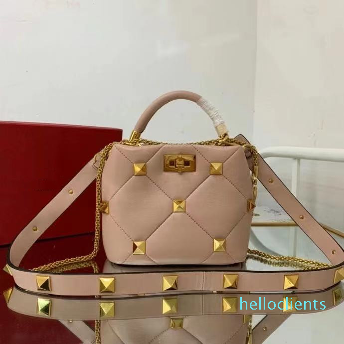 Chains Designers Bags Genuine Flap Plain Lock Nude Size Green Fashion Rivet Handbags Roman Stud Black Red Leather Pink Luxurys Yellow
Chains Designers Bags Genuine Flap Plain Lock Nude Size Green Fashion Rivet Handbags Roman Stud Black Red Leather Pink Luxurys Yellow