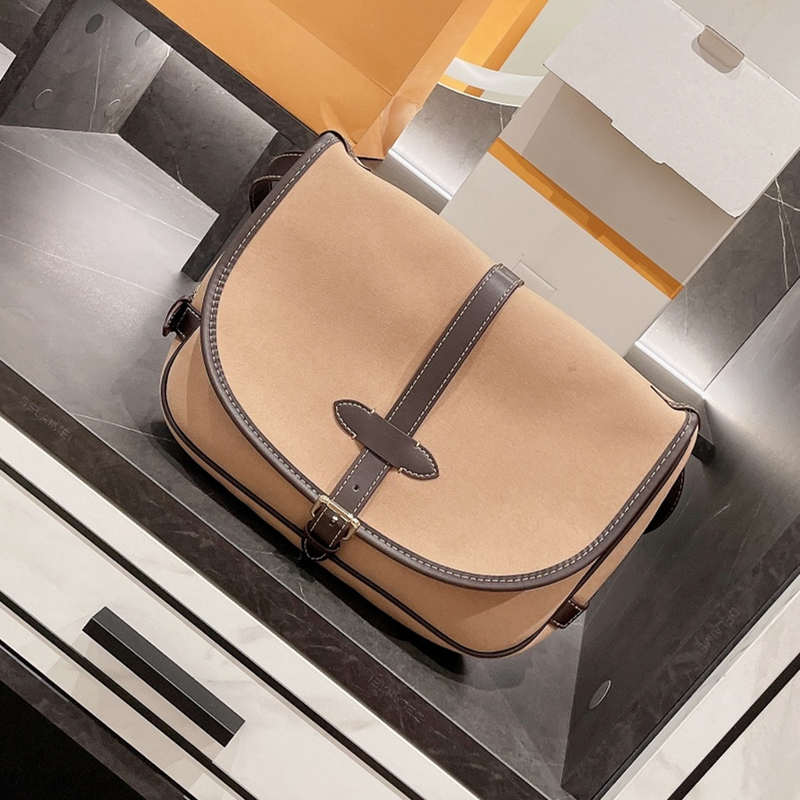 2021 brand luxury double bread classic messenger bag handbag designer messenger bag large-capacity loui bag 20*29cm, Contact us to see more
2021 brand luxury double bread classic messenger bag handbag designer messenger bag large-capacity loui bag 20*29cm, Contact us to see more