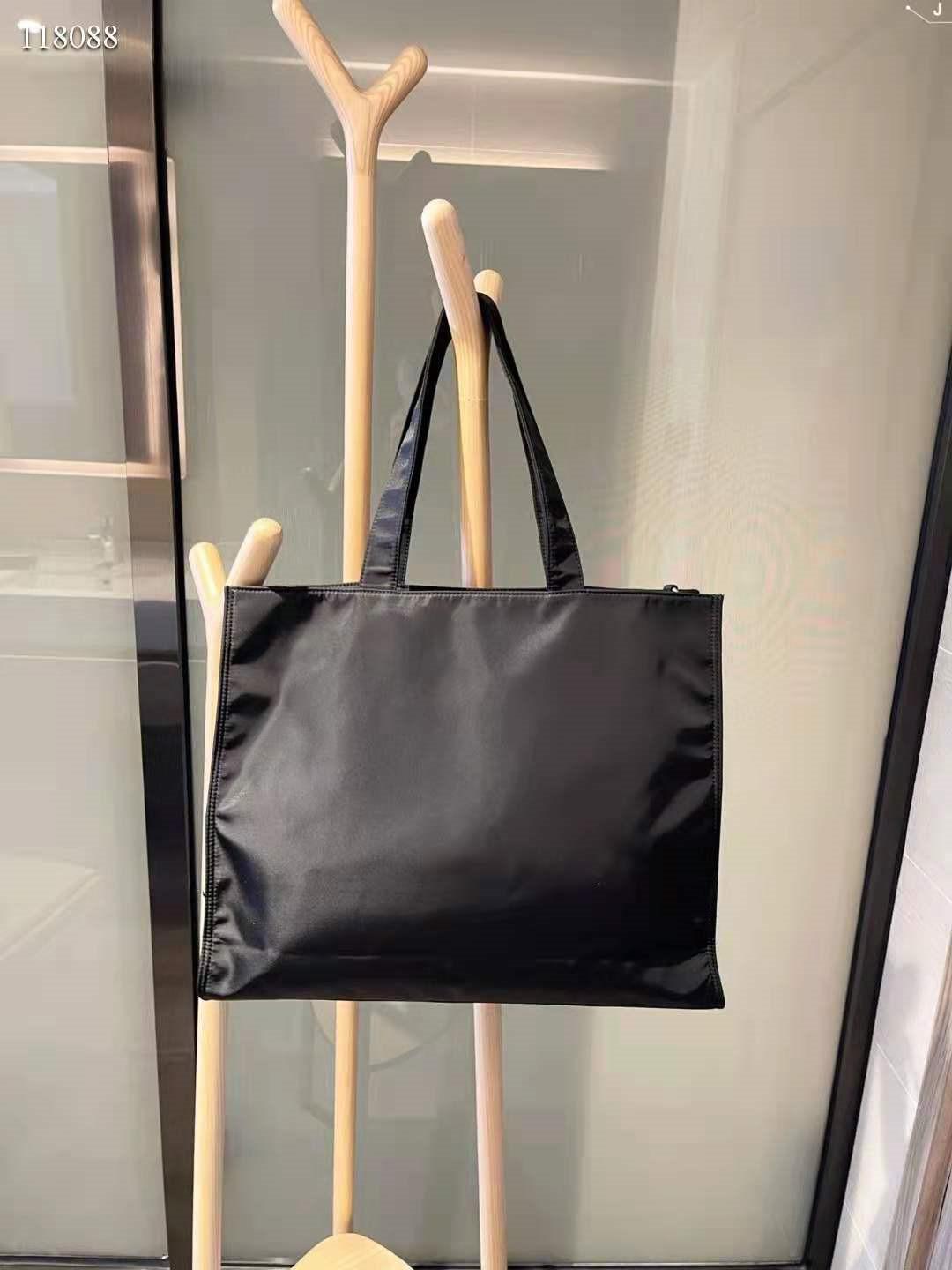 2021 Spring and Summer style Shopping bag Fashion style early Autumn Nylon one-shoulder bags Super 100-style Leisure Lady's handbag size 44, Black
2021 Spring and Summer style Shopping bag Fashion style early Autumn Nylon one-shoulder bags Super 100-style Leisure Lady's handbag size 44, Black