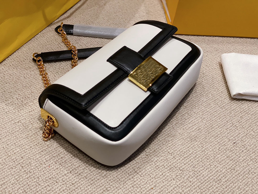 The tasteful style of leather For mobile phones and headphones and other small fashion bags 26*15cm, White
The tasteful style of leather For mobile phones and headphones and other small fashion bags 26*15cm, White
