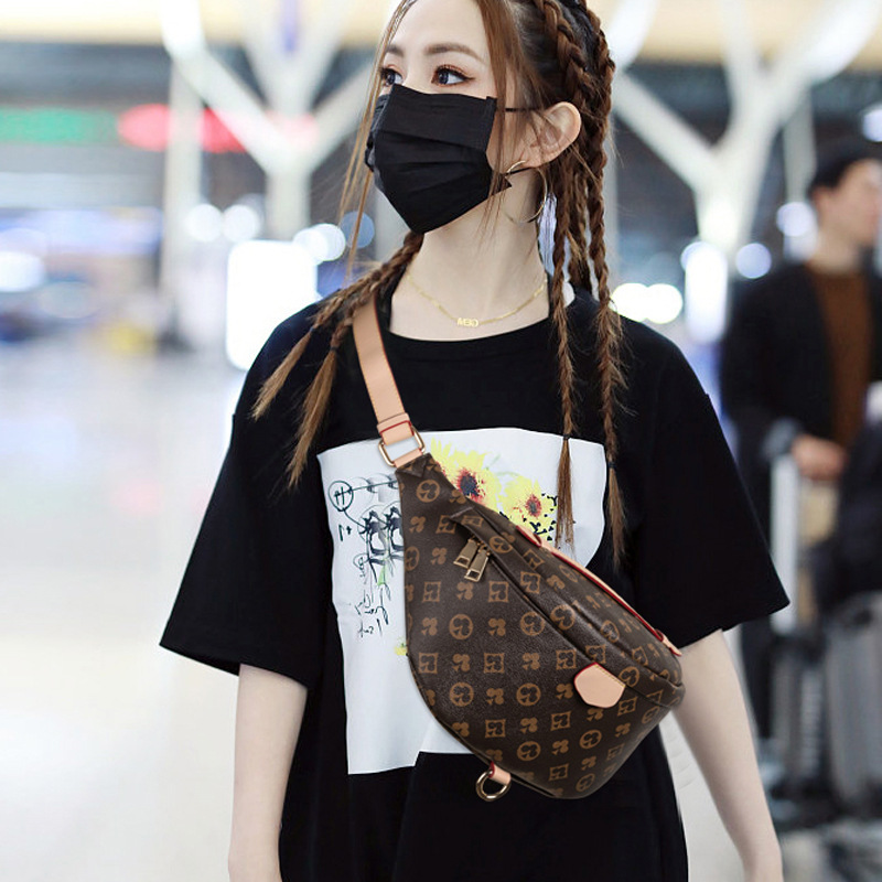 Chic New Presbyopic Womens Bag Mens and Womens Chest Bag Waist Bag Shoulder Crossbody Handbag for Rich Women, Same style genuine
Chic New Presbyopic Womens Bag Mens and Womens Chest Bag Waist Bag Shoulder Crossbody Handbag for Rich Women, Same style genuine