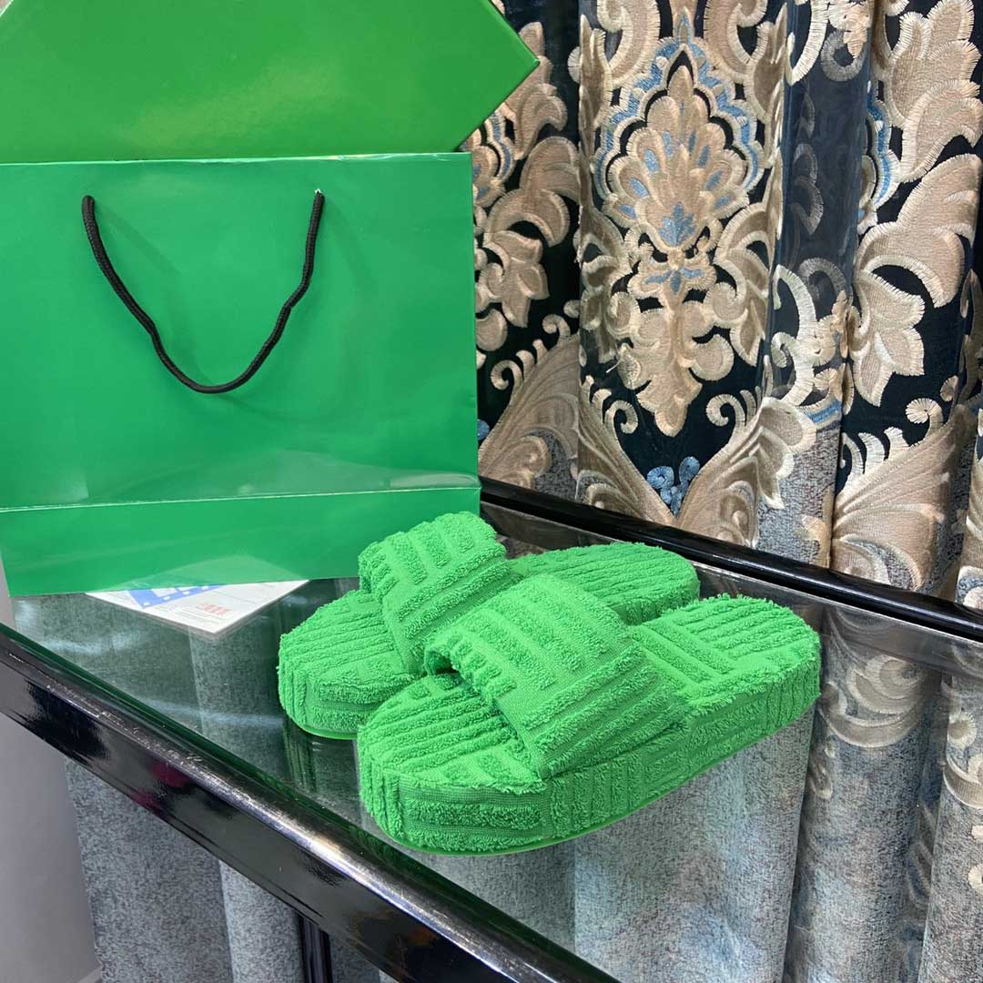 Slippers 2021 Women Sponges Rubber Sole Slippers FashionThick Bottom Grass Green RESORT SPONGE Sandals Designer Ladies Towel Cloth Slides box size
Slippers 2021 Women Sponges Rubber Sole Slippers FashionThick Bottom Grass Green RESORT SPONGE Sandals Designer Ladies Towel Cloth Slides box size