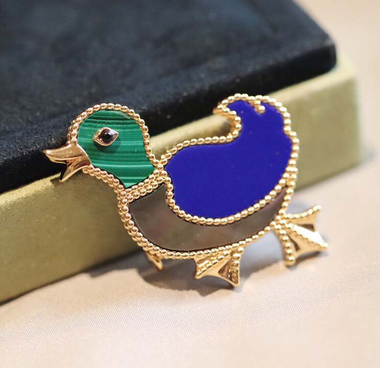 V gold brooch with animals shape in luxury quality for women wedding jewelry gift have top box PS4681
V gold brooch with animals shape in luxury quality for women wedding jewelry gift have top box PS4681