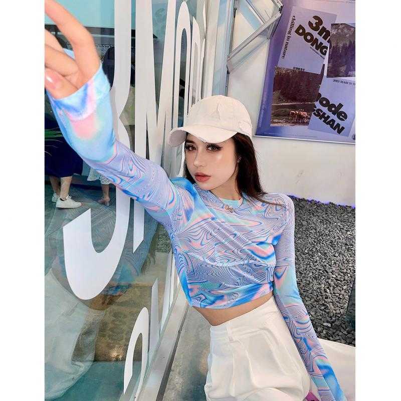 Yedinas Laser Color Tie Dye Crop Top Women Rainbow Gradient Long Sleeve T Shirts Futuristic Y2k Aesthetic Tops E Girl Dazzle Tee 210527