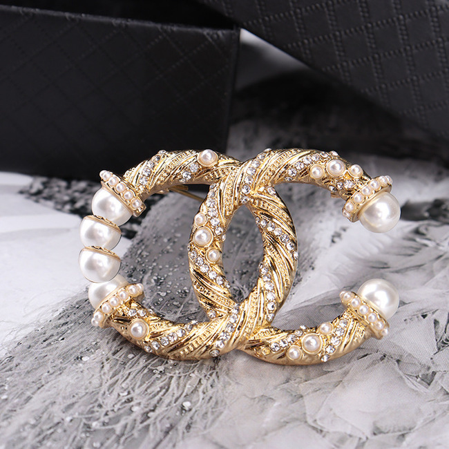 Dongdamen chaopai xiangjiaxiaoxiangfeng Brooch inlaid with high quality imitation pearl2
Dongdamen chaopai xiangjiaxiaoxiangfeng Brooch inlaid with high quality imitation pearl2