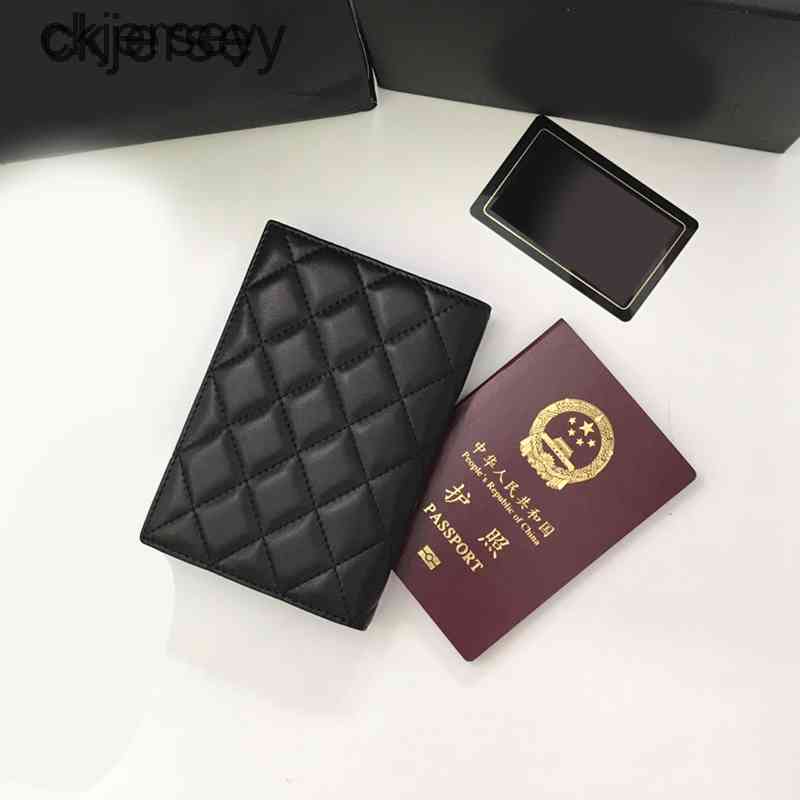 New style Passport packages A friend who travels to evangelize 80385 Import grain embossed cowhide Very convenient and practical bags 8784, Brown;gray
New style Passport packages A friend who travels to evangelize 80385 Import grain embossed cowhide Very convenient and practical bags 8784, Brown;gray