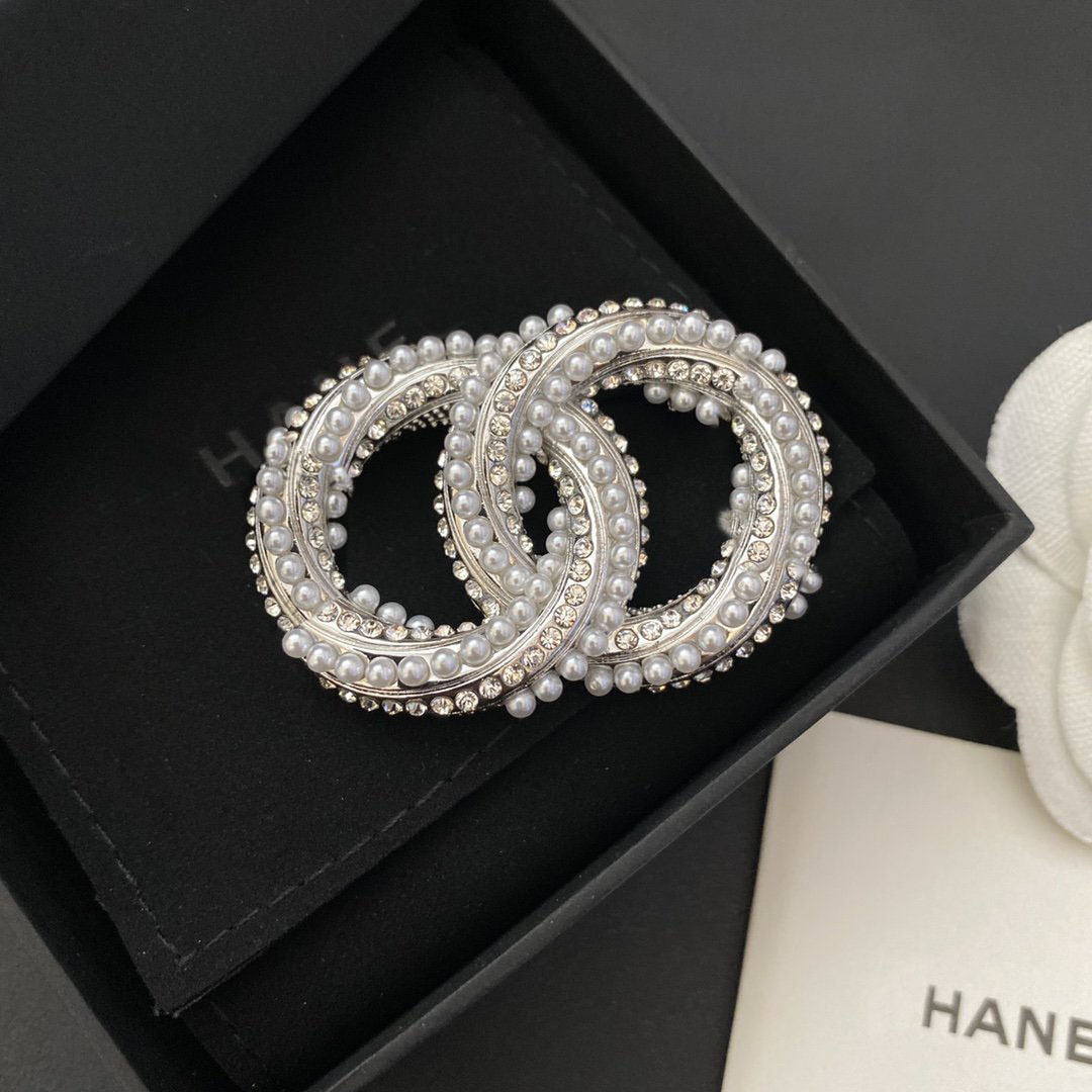 Gilded white diamond inlaid pearl simple college letter style clothing small fragrance Brooch fashion, Gray
Gilded white diamond inlaid pearl simple college letter style clothing small fragrance Brooch fashion, Gray
