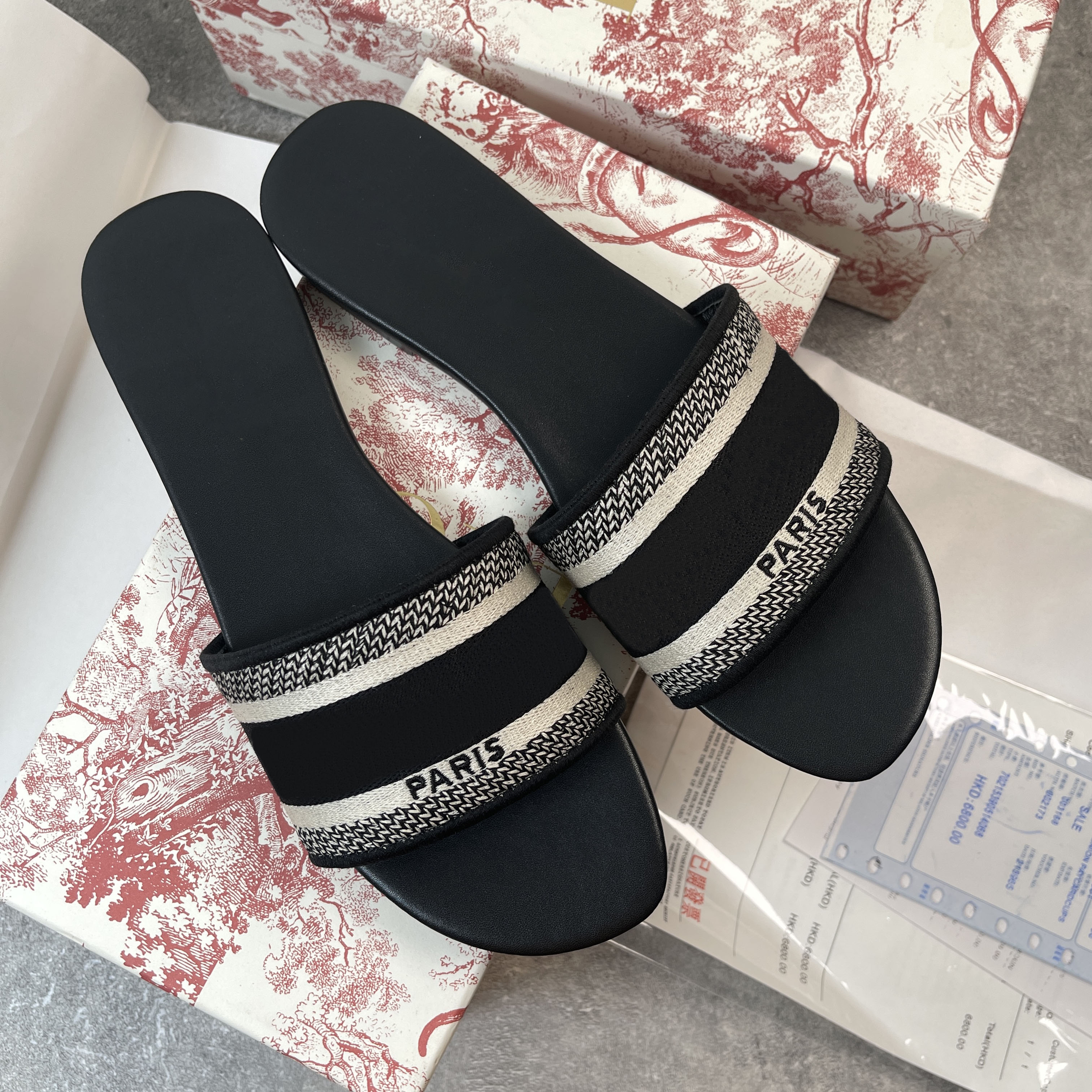 2021 Designer Leather Women Sandals Summer Flat Slipper fashion beach woman Big head Rainbow letters slippers with box Size 35-42, Black
2021 Designer Leather Women Sandals Summer Flat Slipper fashion beach woman Big head Rainbow letters slippers with box Size 35-42, Black