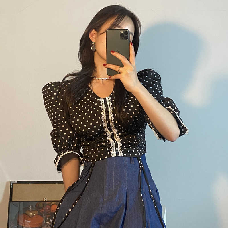 Korejpaa Women Shirt Summer Korean Chic Girl Western Style V-Neck Lace Stitching Drawstring Flared Sleeve Polka-Dot Blouses 210526