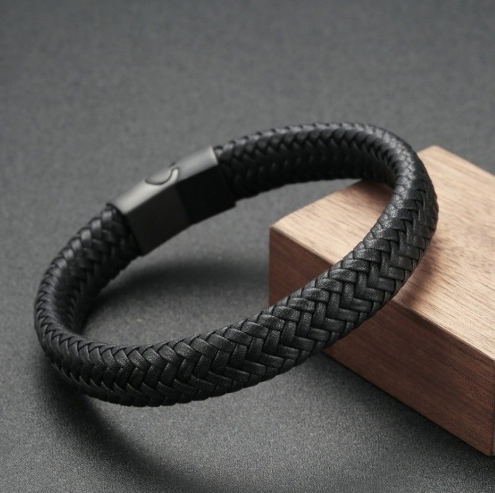 Simple Style Men's Hand-Woven Leather Bracelet Black High-Quality Metal Buckle Wristband Gift
Simple Style Men's Hand-Woven Leather Bracelet Black High-Quality Metal Buckle Wristband Gift