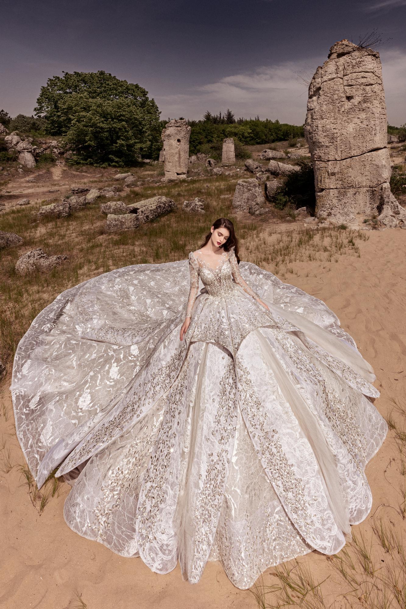 Designer Ball Dresses With Long Sleeves Scoop Neck Lace Applique Tiered Skirt Chapel Train Covered Button Wedding Gown Vestido