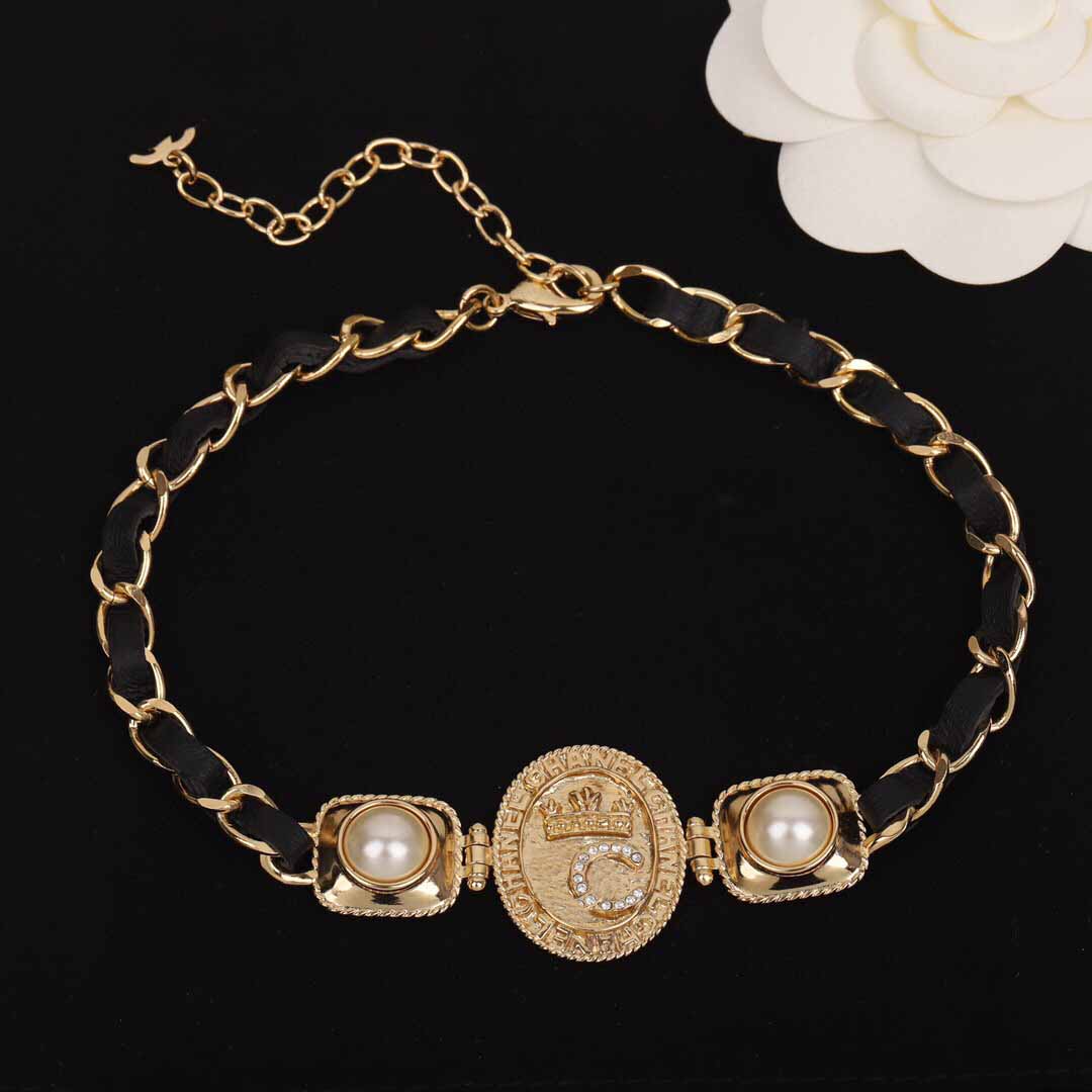 2021 Fashion style Luxury quality pendant necklace with nature shell and black genuine leather waist belt bracelet have box stamp PS3283A
2021 Fashion style Luxury quality pendant necklace with nature shell and black genuine leather waist belt bracelet have box stamp PS3283A