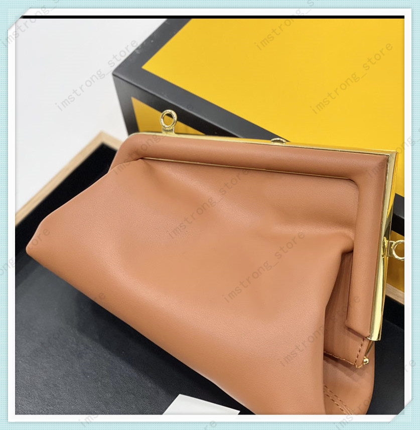 Women Luxurys Cross body bags Totes First Bag Leather Designers Womens Handbags Purses Crossbody Letter F New Arrival Lovely Shoulder Bag nice
Women Luxurys Cross body bags Totes First Bag Leather Designers Womens Handbags Purses Crossbody Letter F New Arrival Lovely Shoulder Bag nice