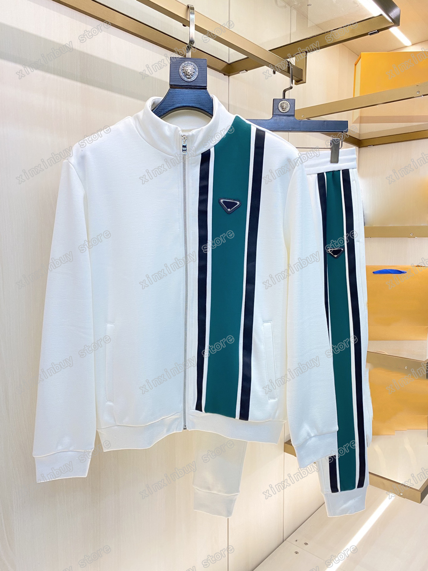 21ss mens designers tracksuits Triangle label Milano White green stripe Windbreaker fashion tracksuit men designer breathable Zip Neck black blue xinxin, Black suit
21ss mens designers tracksuits Triangle label Milano White green stripe Windbreaker fashion tracksuit men designer breathable Zip Neck black blue xinxin, Black suit